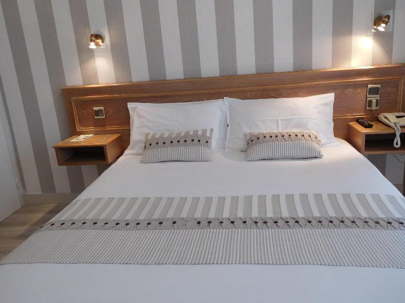Contact Hotel Limoges - Hotel Des Deux Moulins Экстерьер фото